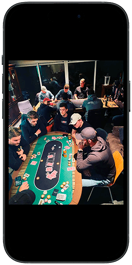 Дилер за столом