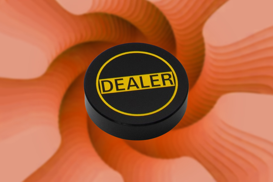 Что означает фишка дилера в покере